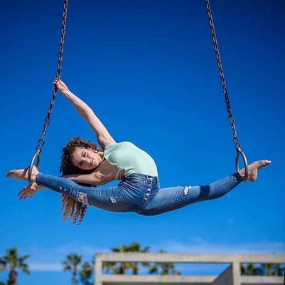 Sofie Dossi / Contorsionista estadounidense