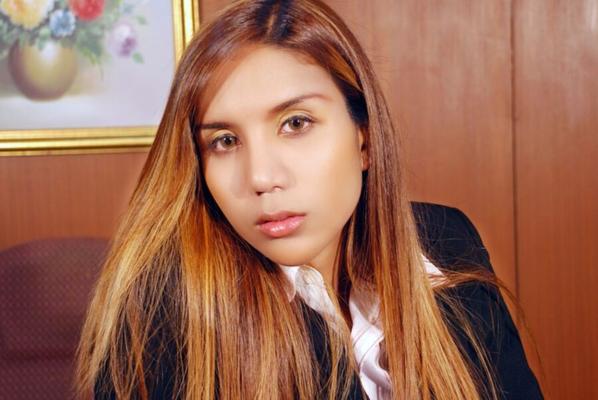 ladyboy rubia se corre en su escritorio