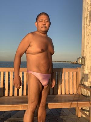 Sur la jetée de Cherry Grove, Fire Island, dans mon bikini rose