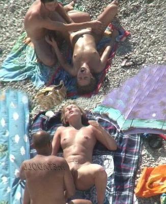 grupos de nudistas teniendo sexo en la playa