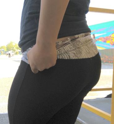 jeune MILF latina en leggings noirs transparents