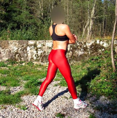 Femboy en sexy leggins deportivos