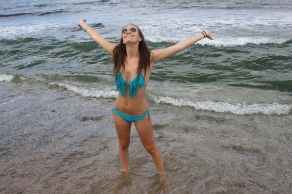 Esposa sexy en topless en la playa