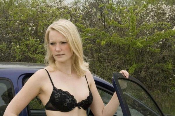 Dessous auf dem Auto のセクシーなフラウ