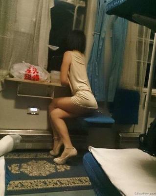 Esposa china hasta la falda pantimedias expuestas en el tren