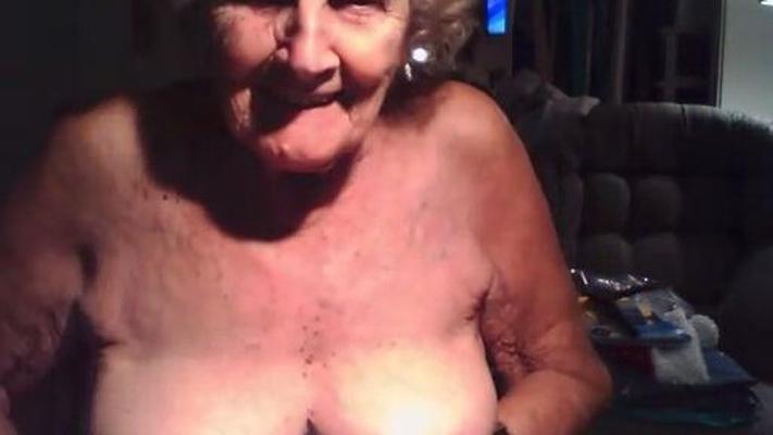 ¡¡La abuela muestra sus TETAS!!