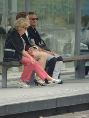 mature à belles cuisses attend le tramway