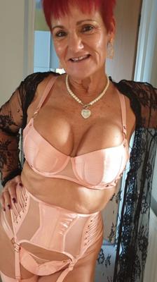 Linda, sexy britische GILF-Schlampe