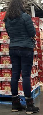 Costco Sightings - Une fille sournoise au cul chaud avec du style