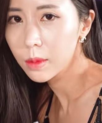 A modelo coreana sexy Ansan fica linda em preto e vermelho