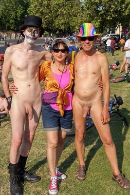 着衣女性と全裸男性WNBR