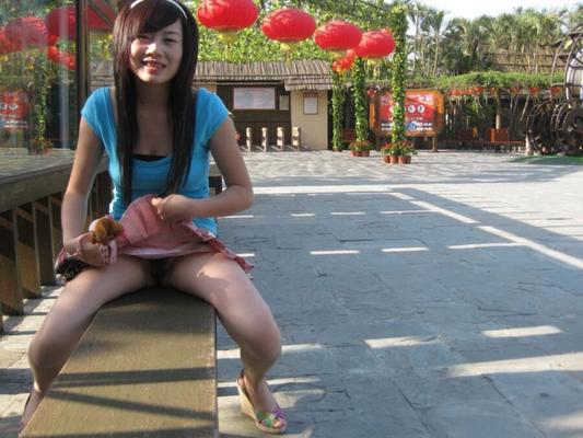 Prostituta china desnuda al aire libre