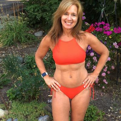 Linda : Fit MILF with Incredible Abs and Cute, Bikinis and Hot