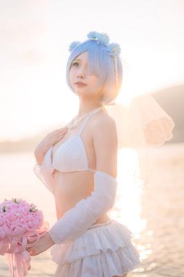 Joli cosplay avec tenue de mariée