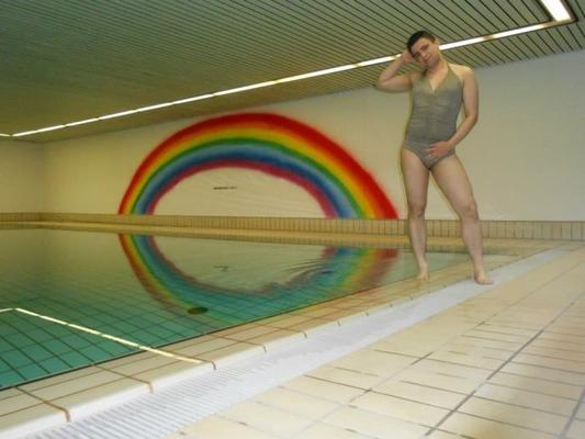 Bruder im Badeanzug unserer Mutter em einen Schwimmbad