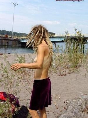 Hippie-Göttin Ali haarige Dreadlocks im Freien