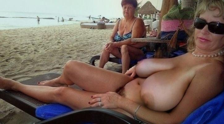 Vieille maman amateur potelée prête pour une baise hard