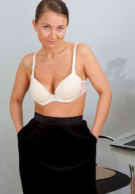 Russian hairy milf * Svetlana goes from laptop to real