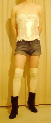 Moi en corsage blanc, chaussettes montantes et bottes en velours