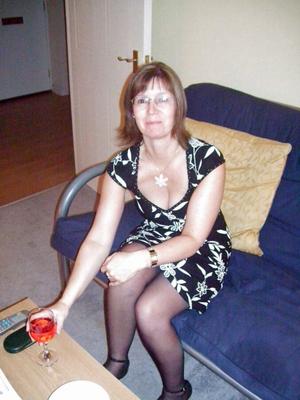 Mature UK MILF Sharon reveals all