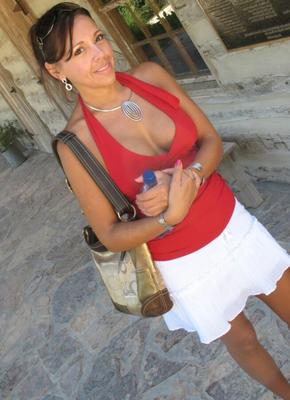 MILF latina con piercings muestra sus tetas