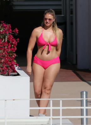 Iskra Lawrence - Voluptuosa modelo inglesa sexy em biquíni rosa