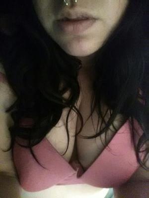 Latina emo caliente con grandes tetas