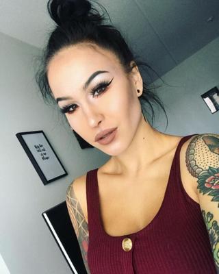 Fille tatouée sexy