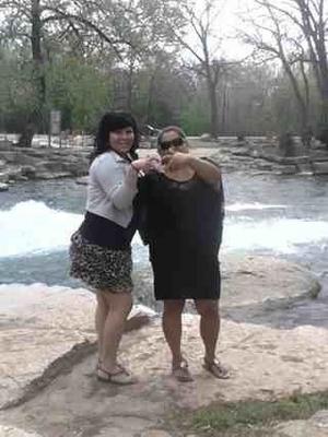 Madre e hija realmente putas posando para la cámara.