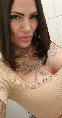 Dutch inked bimbo mom