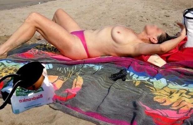 Sylwia mature sur la plage