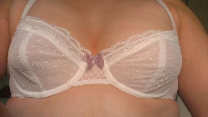 Petits seins et tétons gonflés dans un soutien-gorge transparent