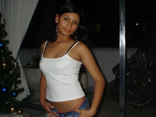 Douce petite Latina posant pour nous