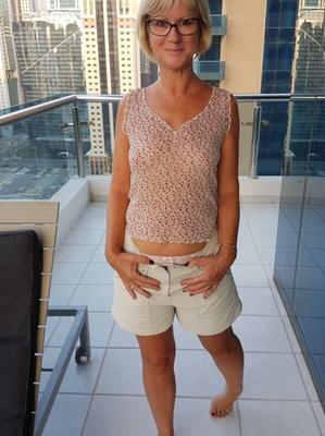 Caroline - MILF britannique - Posant sur son balcon