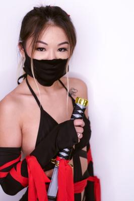 La sexy asiatique Lulu Chu se fait lécher