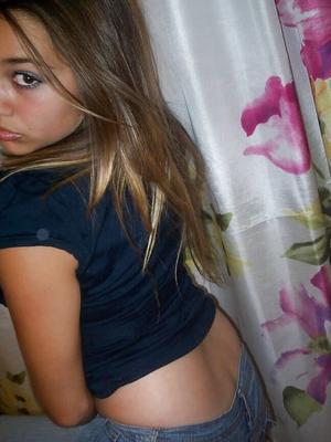 Latina-Teenager mit riesigen Titten