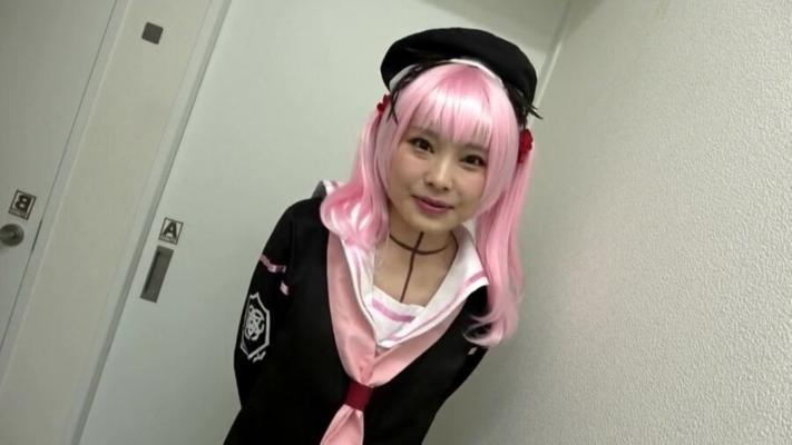 オタクの集団によって痴漢された小さな叫び声を上げたコスプレのかわい子ちゃん