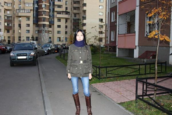 menina asiática fodida em um beco