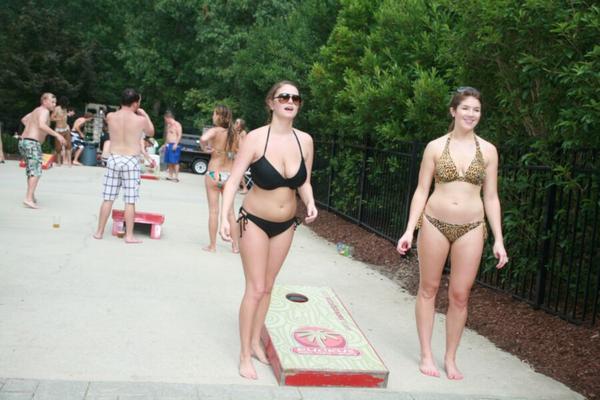 Fête à la piscine aux gros seins