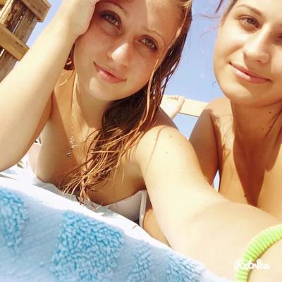 Dos hermanas adolescentes italianas en bikini