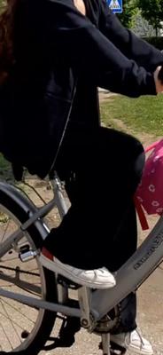 Fille de rue sur un vélo