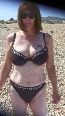 MILF amateur en la playa