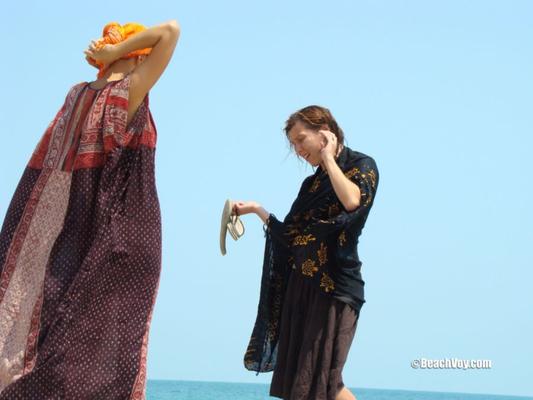 Ausziehende Frauen am Strand