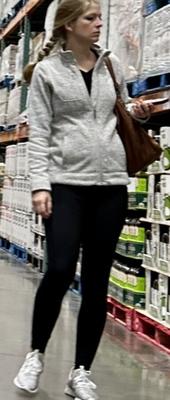 Costco-Sichtung – große, blonde, fitte MILF mit Zopf