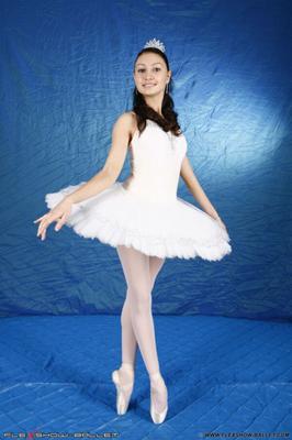 Ballerine russe Elya en tutu blanc