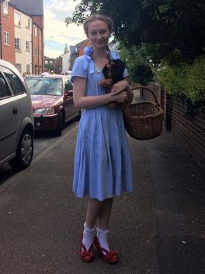 Que feriez-vous à Moira dans son costume de Dorothy ?