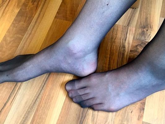 pieds et plantes dans un tuyau