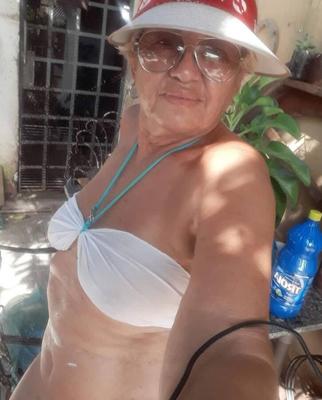 LA ABUELITA AÚN ESTÁ CALIENTE