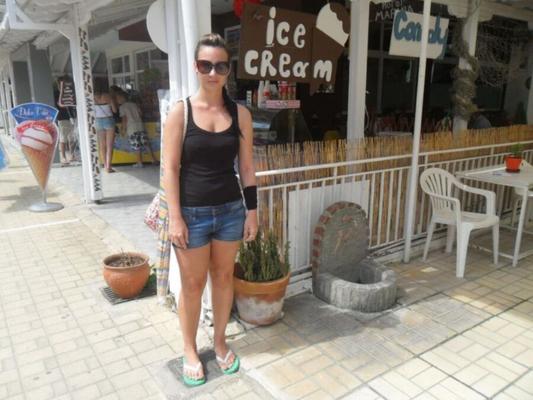 Madre e hija de vacaciones en la playa