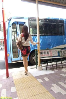 Schlampe wird geil und spritzt im öffentlichen Bus (Japan)